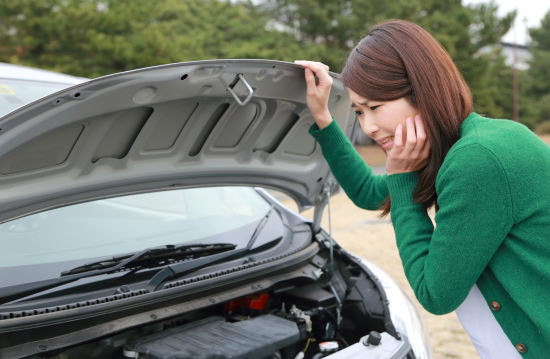 車が故障して困っている女性