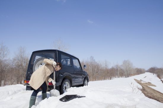 スコップで雪を固める女性