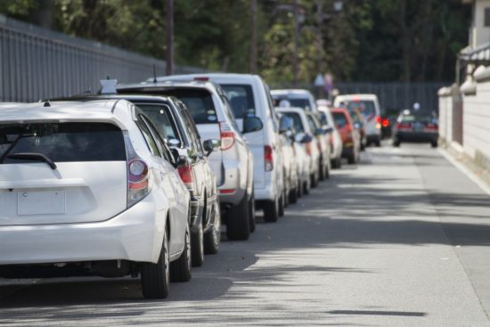 縦列駐車している車