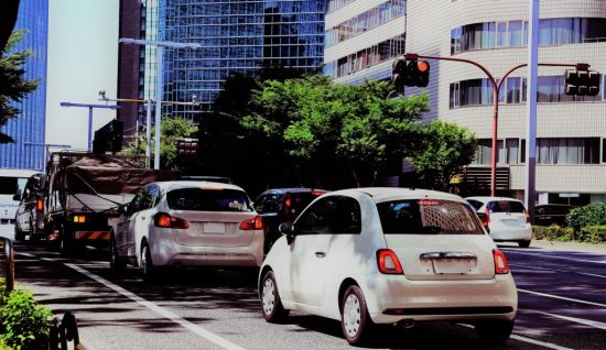 信号待ちの車