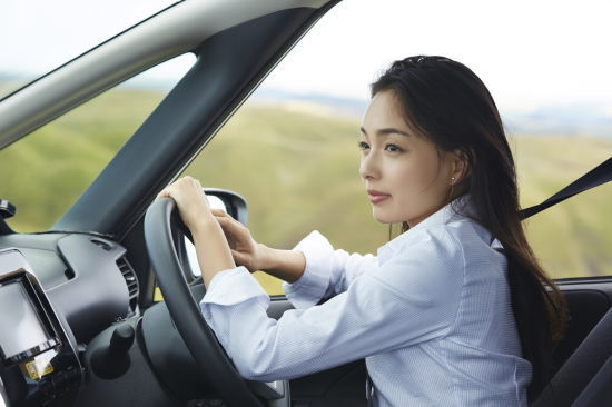 車に乗る女性