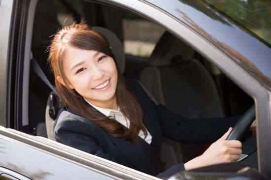 笑顔で車にのる女性