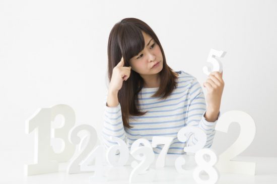 数字を選ぶ女性