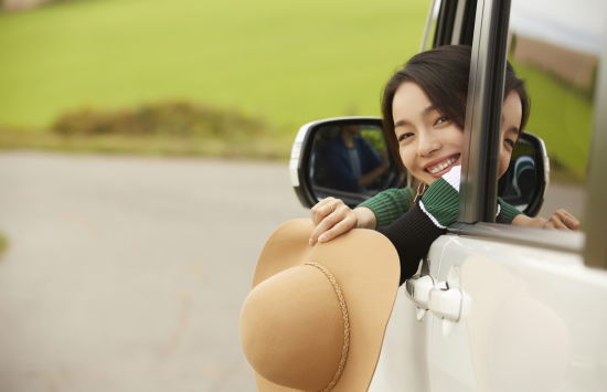 車から後ろを振り向いている女性