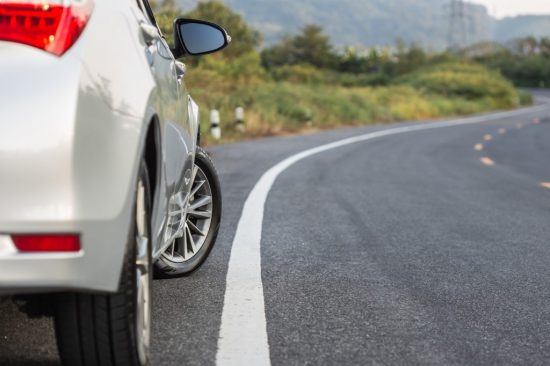 カーブに差し掛かる車