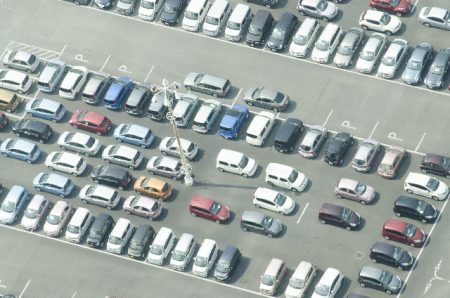車を大量に保管している写真