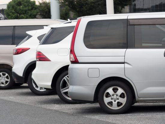 前進駐車している車