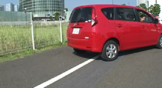 駐車枠に向けてバックする車