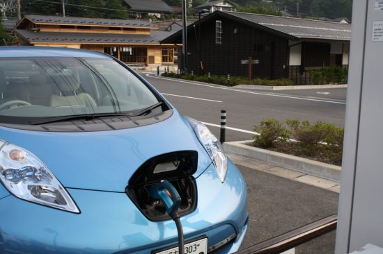 充電する電気自動車