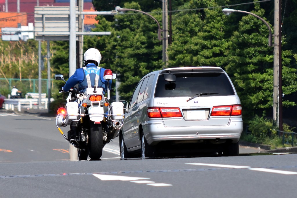 車と白バイ