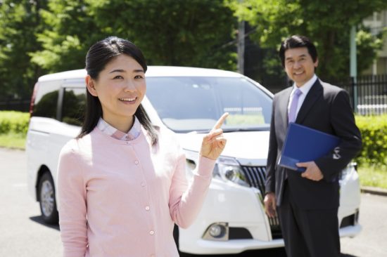 納車をしてもらう女性