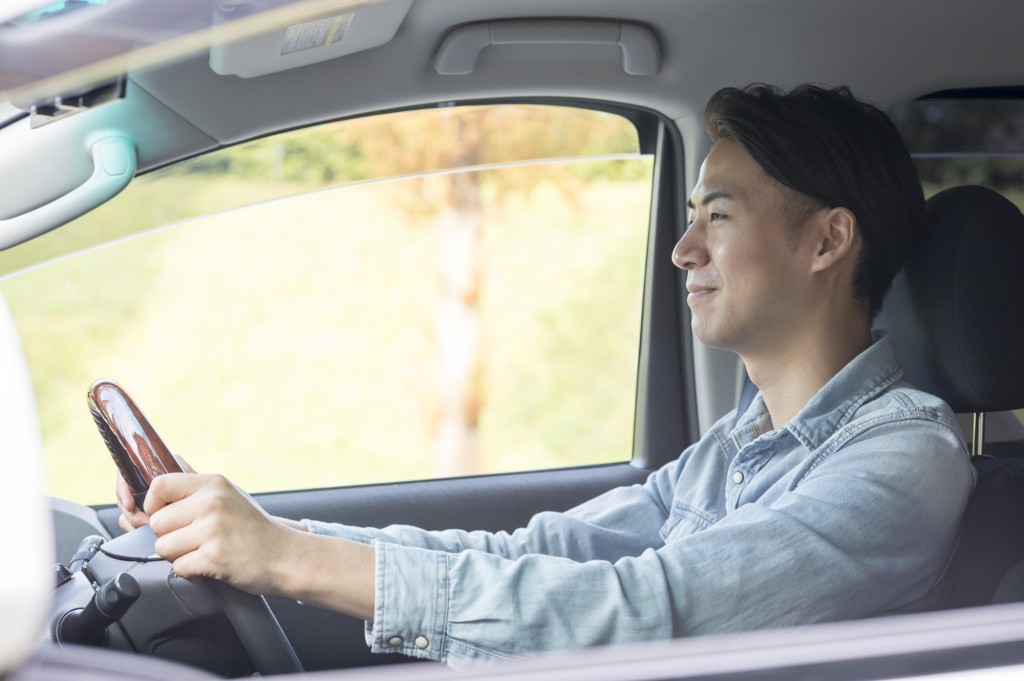 車を運転する男性