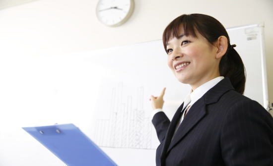 熱意をアピールする女性