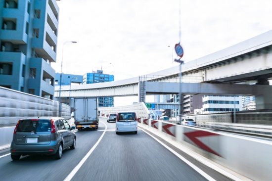 高速道路を走る車