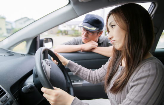 車内で悩む女性