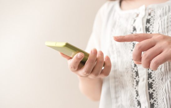 スマホ入力する女性
