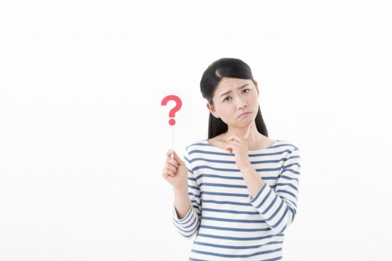 疑問に思う女性