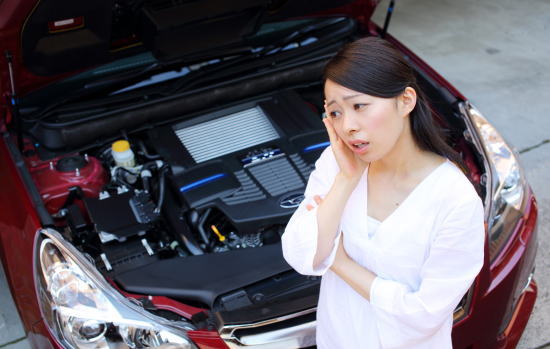 車の故障に悩む女性