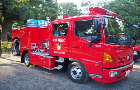 火事を消火する消防車