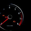 エンジン警告灯が点灯する原因とは?点灯中でもそのまま走行可能か?