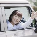 若い女性が乗る車