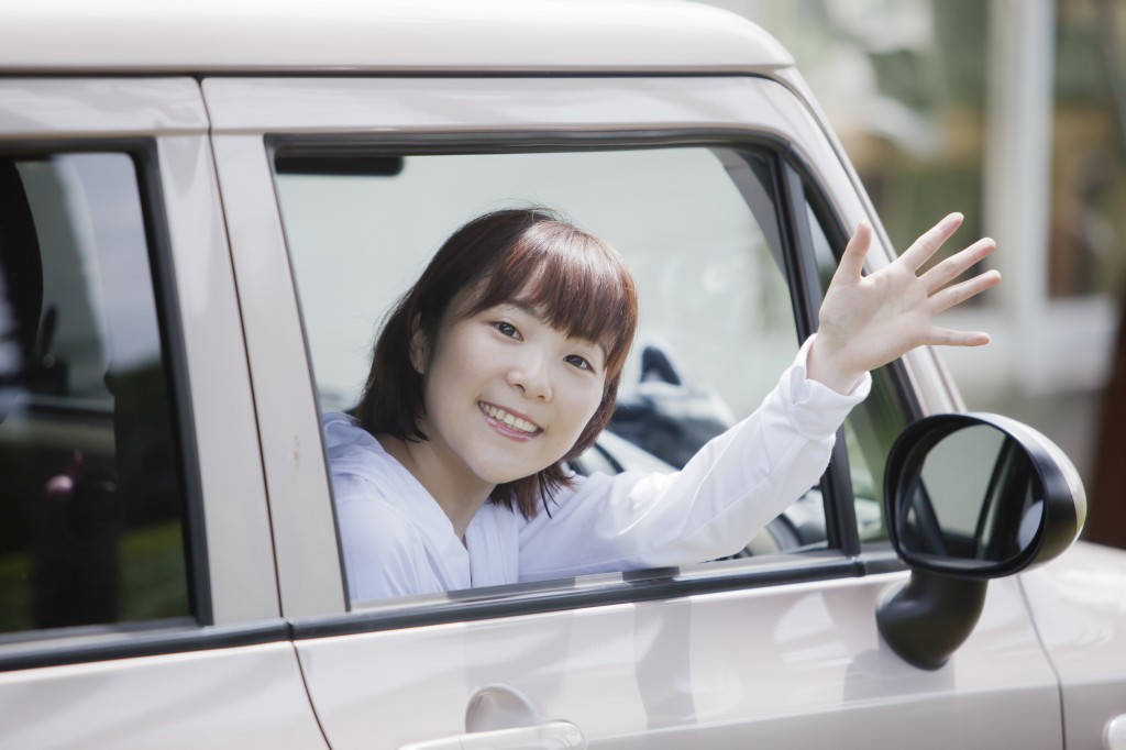 若い女性が乗る車