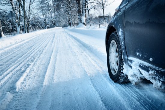 雪で車がスタックした場合の7つの脱出方法と脱出に役立つアイテム5選 車査定マニア