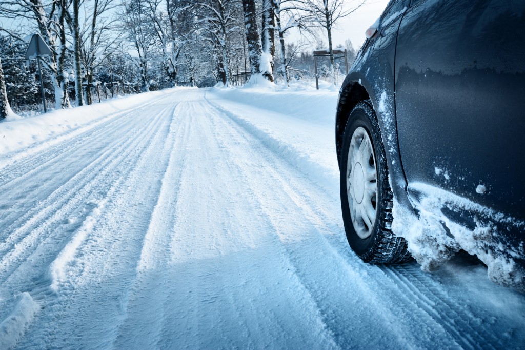 雪道を走る車