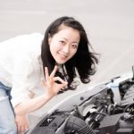 車の点検をする女性