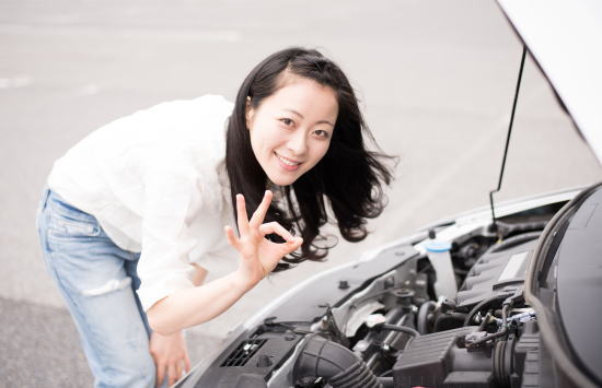 車の点検をする女性