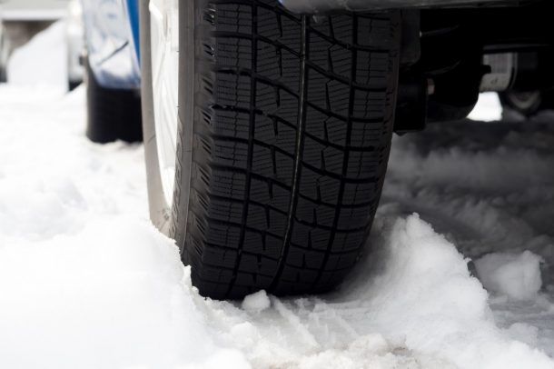 雪で車がスタックした場合の7つの脱出方法と脱出に役立つアイテム5選 - 車査定マニア