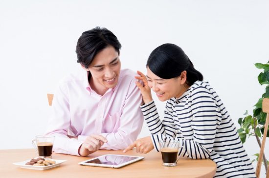 相場を調べる夫婦