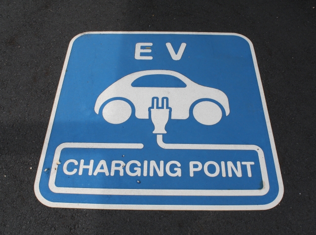 電気自動車(EV車）の充電時間や料金と充電スタンドの整備状況