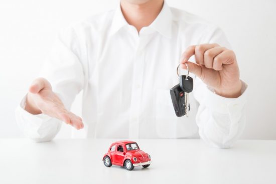 車と男性