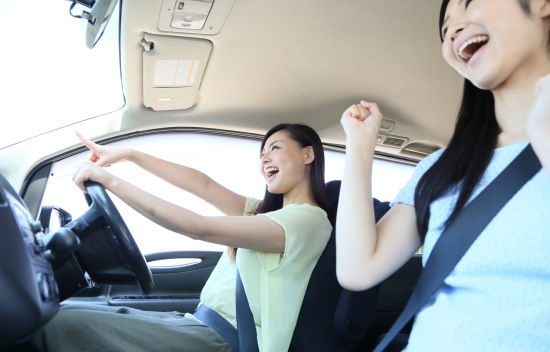 女性二人でドライブ