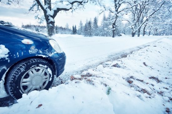 スタッドレスタイヤで雪道を走る