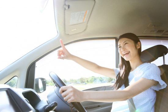 気楽に運転する女性