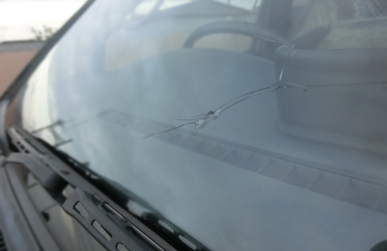 車のフロントガラスにワイパー傷・飛び石傷があっても修理せずに査定に出した方が得