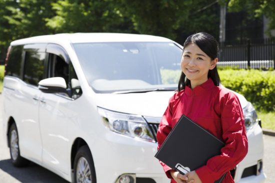車と女性