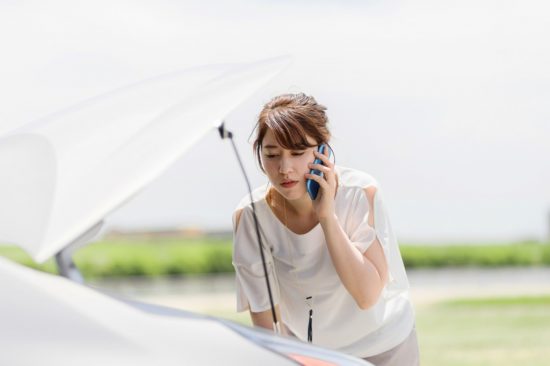 エンストして困る女性