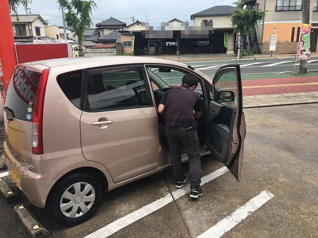 筆者の古い車を売る様子１