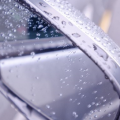 車の査定額は雨の日や夜に査定して貰うと高くなるのか