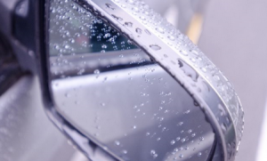 雨に濡れた車