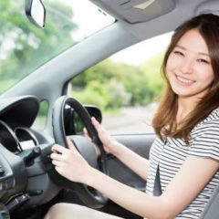 車に乗る女性