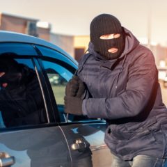 車を盗難する男