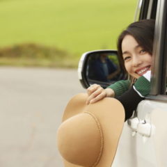 車から後ろを振り向いている女性